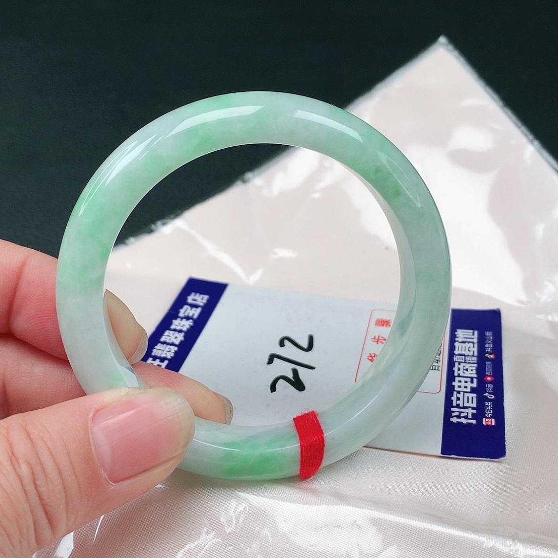 翡翠手镯未镶嵌翡翠