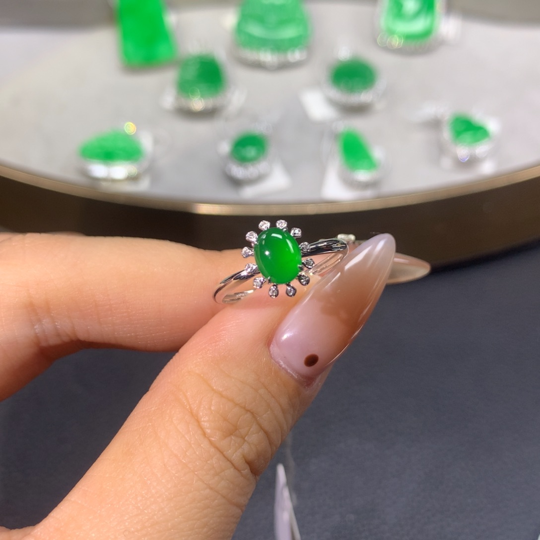 翡翠戒指18K金镶嵌翡翠