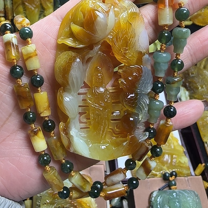 蛇纹石玉未镶嵌颈饰