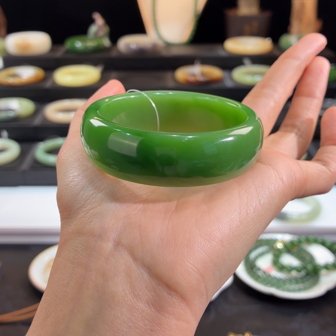 天***y和田玉未镶嵌手镯俄碧轮胎粉阳绿52➕