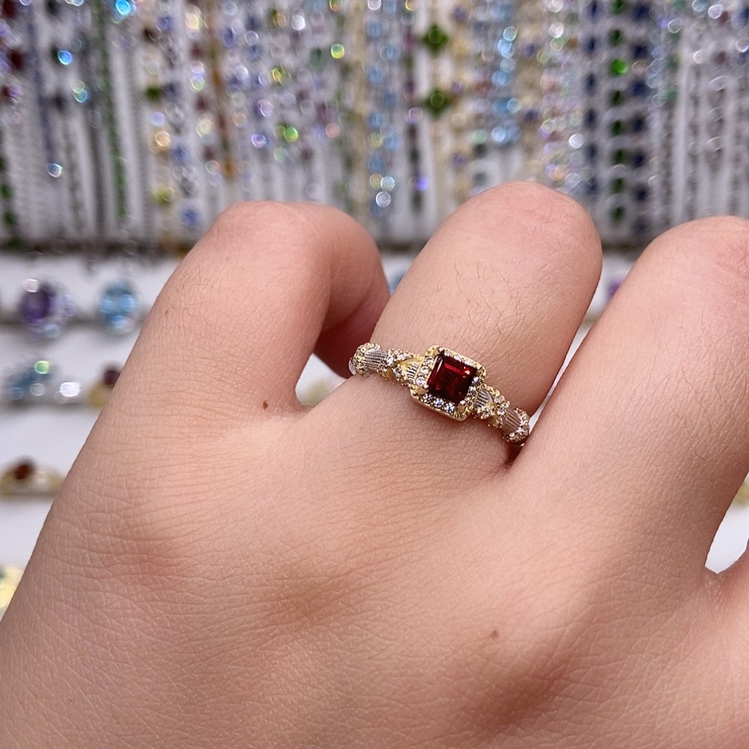 银S925镶嵌石榴石戒指