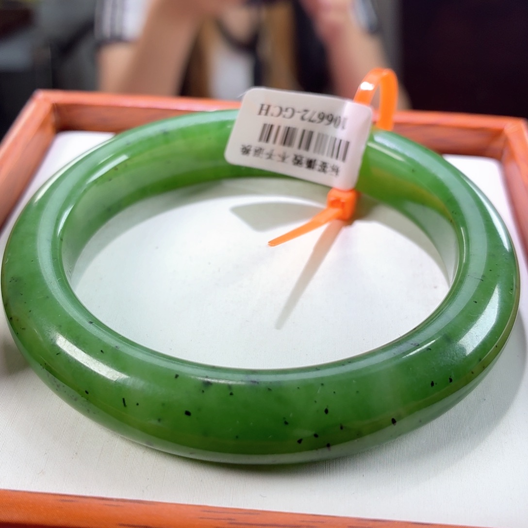 和田玉手镯未镶嵌32   辣阳绿  57/58