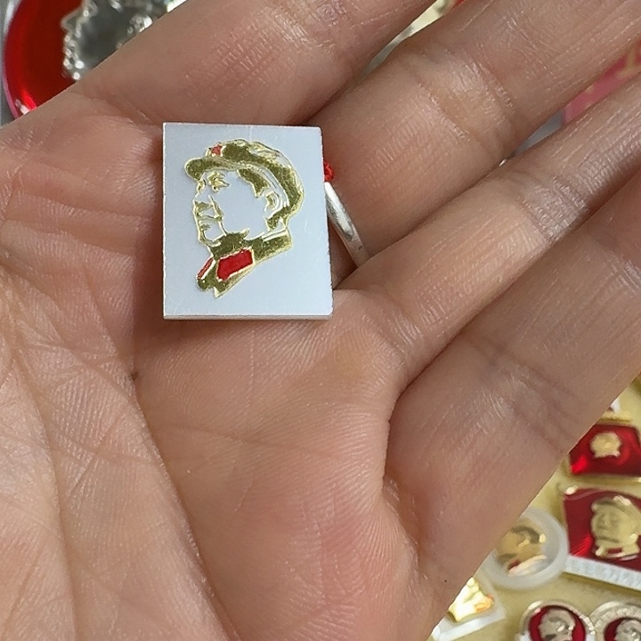 寶***寶铝合金双层款有机玻璃烫金头像像章一枚