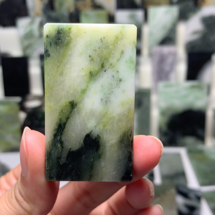 独山玉颈饰未镶嵌