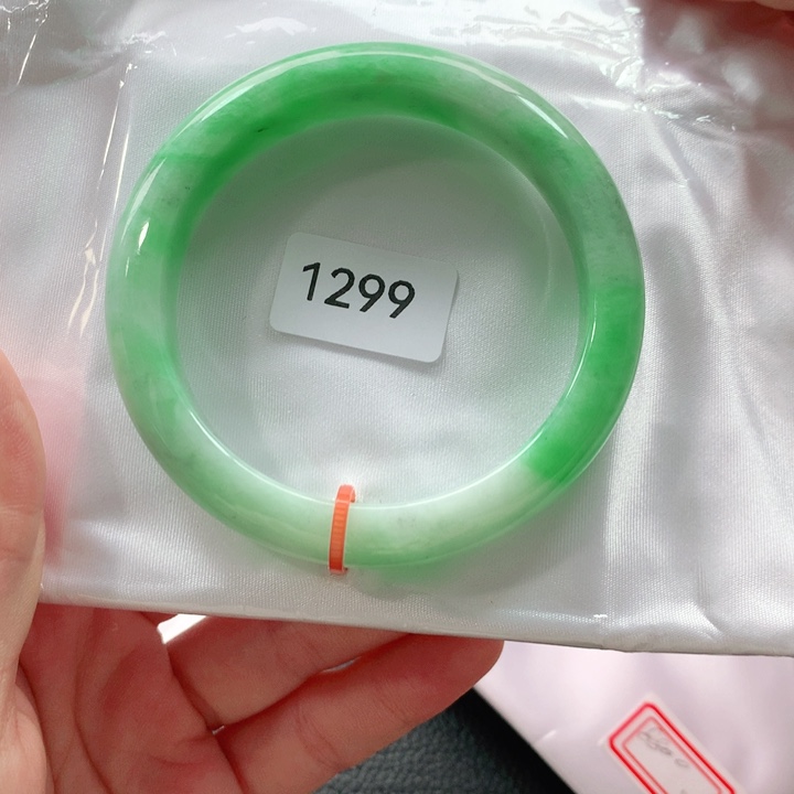 翡翠手镯未镶嵌天然翡翠手镯01