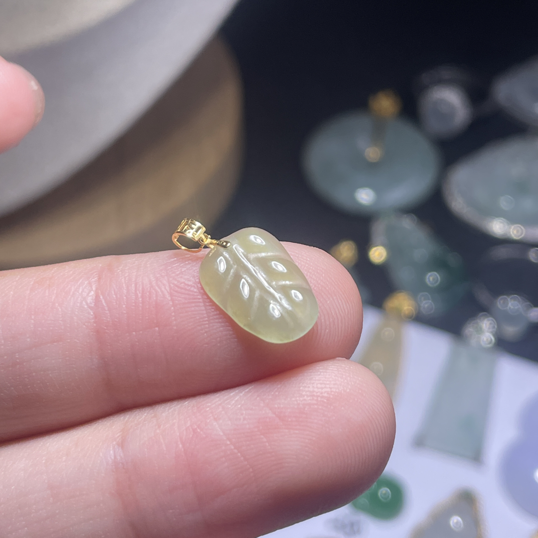 18k金天然a货翡翠吊坠叶子尺寸13.6×8.2×1.9
