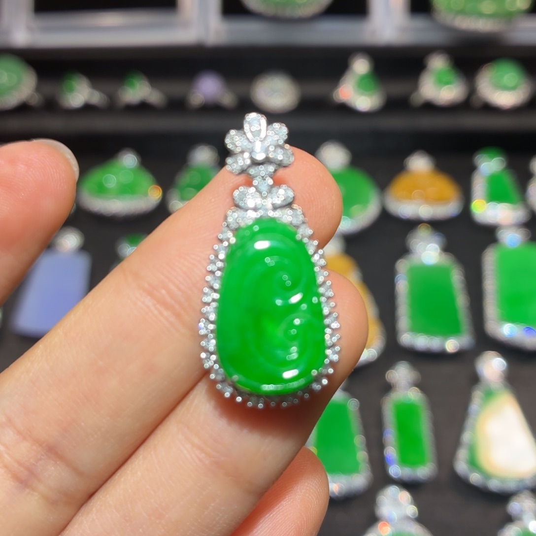 S***y翡翠18K金镶嵌吊坠(不含链)翡翠