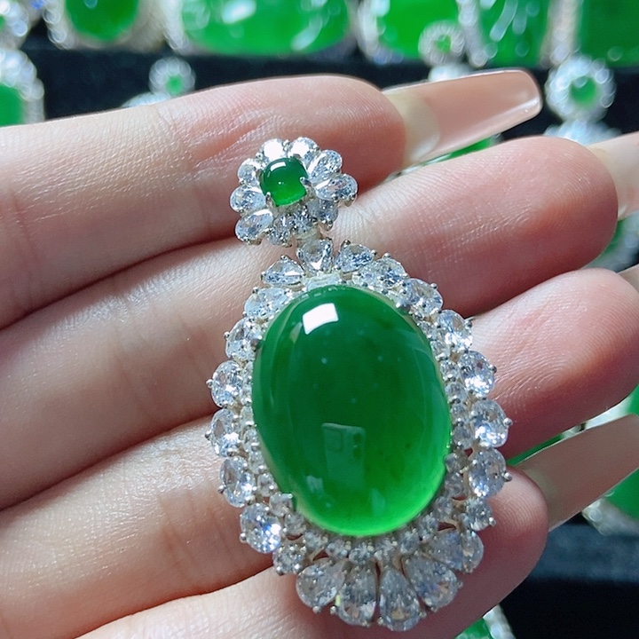 翡翠银S925镶嵌颈饰18。  