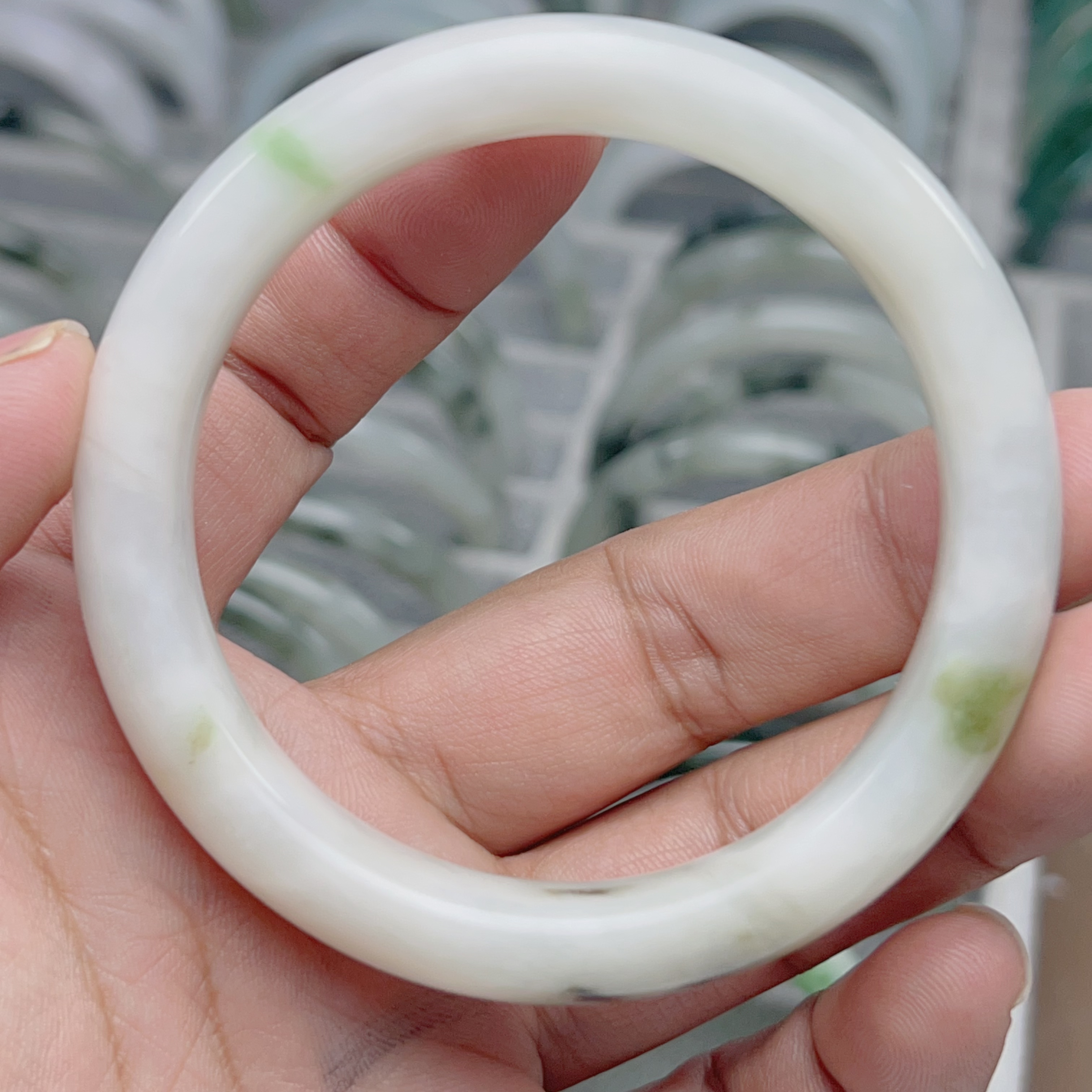 独山玉冰白底飘翠色手镯60圈14宽女款手镯玉手镯