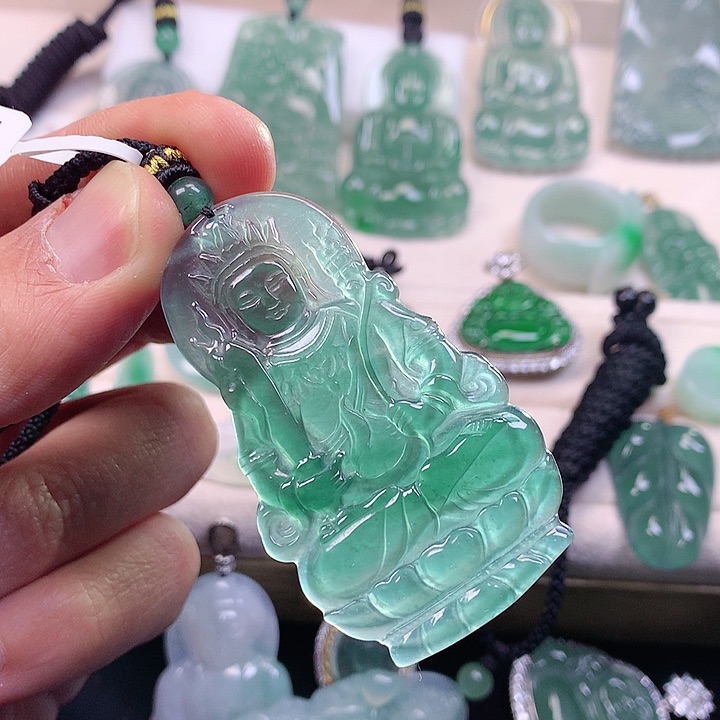 翡翠颈饰未镶嵌翡翠