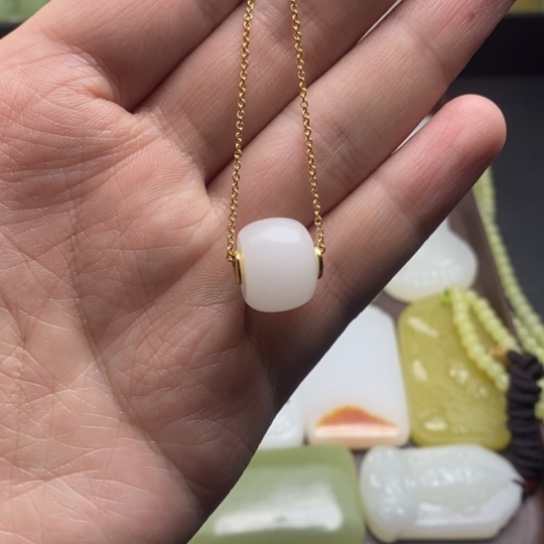 天然精品一级白吊坠