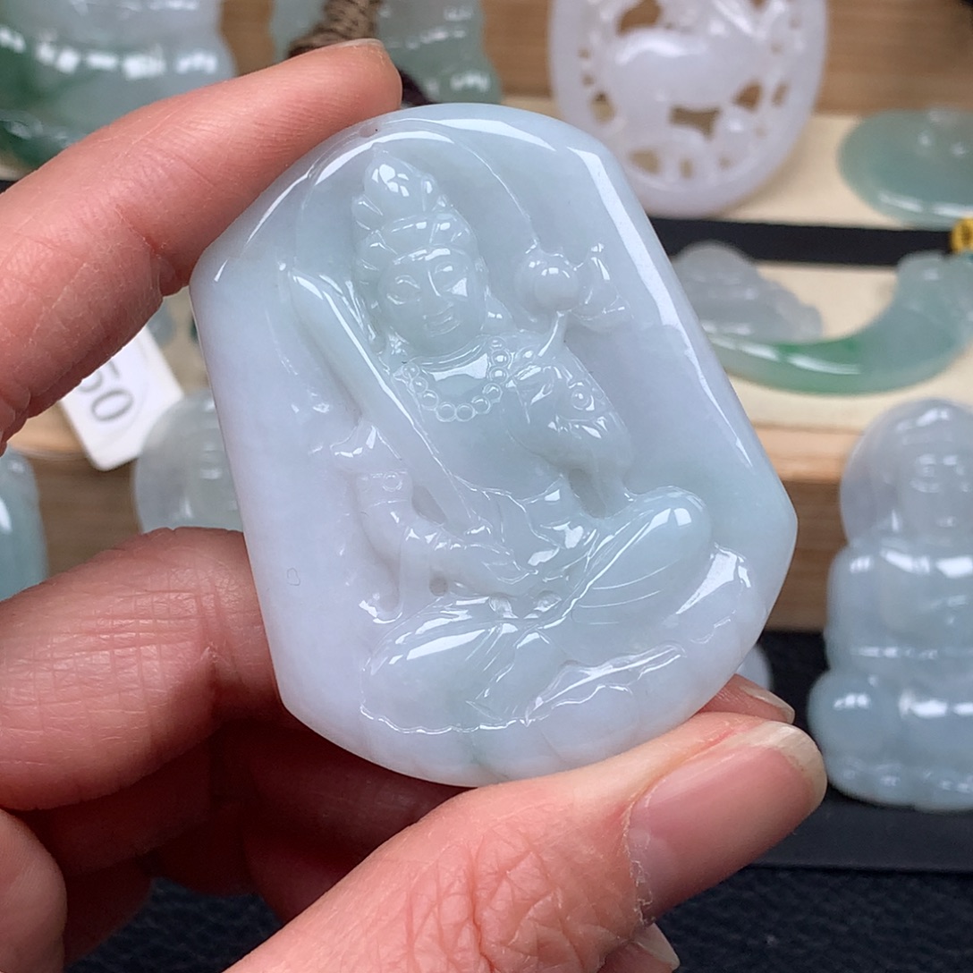 翡翠未镶嵌颈饰虚空藏菩萨