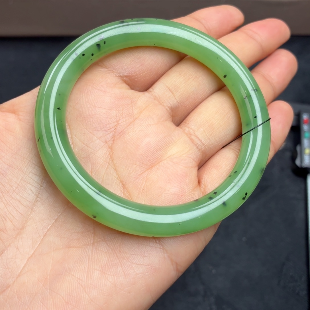 和田玉未镶嵌手镯猕猴桃果绿56圈美人条