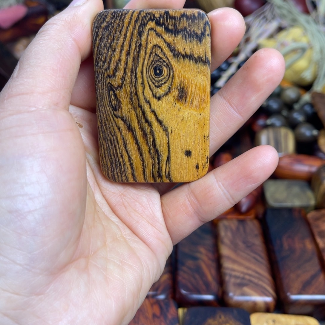 林***人木黄金檀牌子      