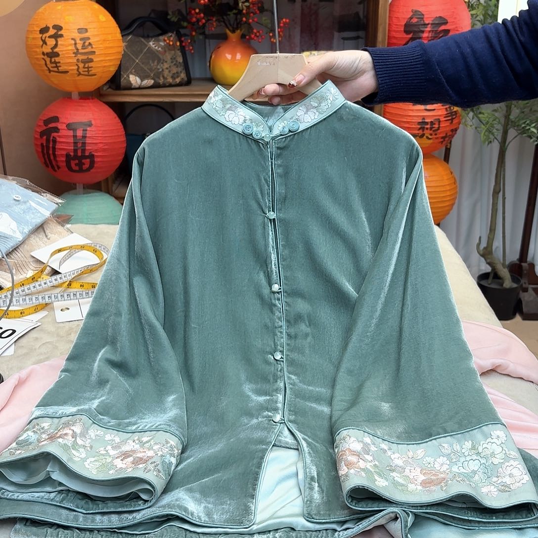 刺绣106胸围丝绒对襟上衣