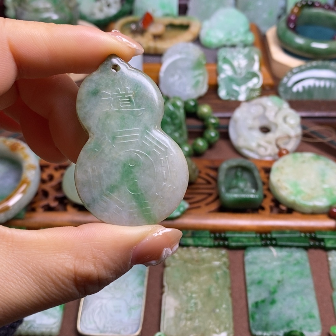 吕***）翡翠未镶嵌颈饰11111111111111111