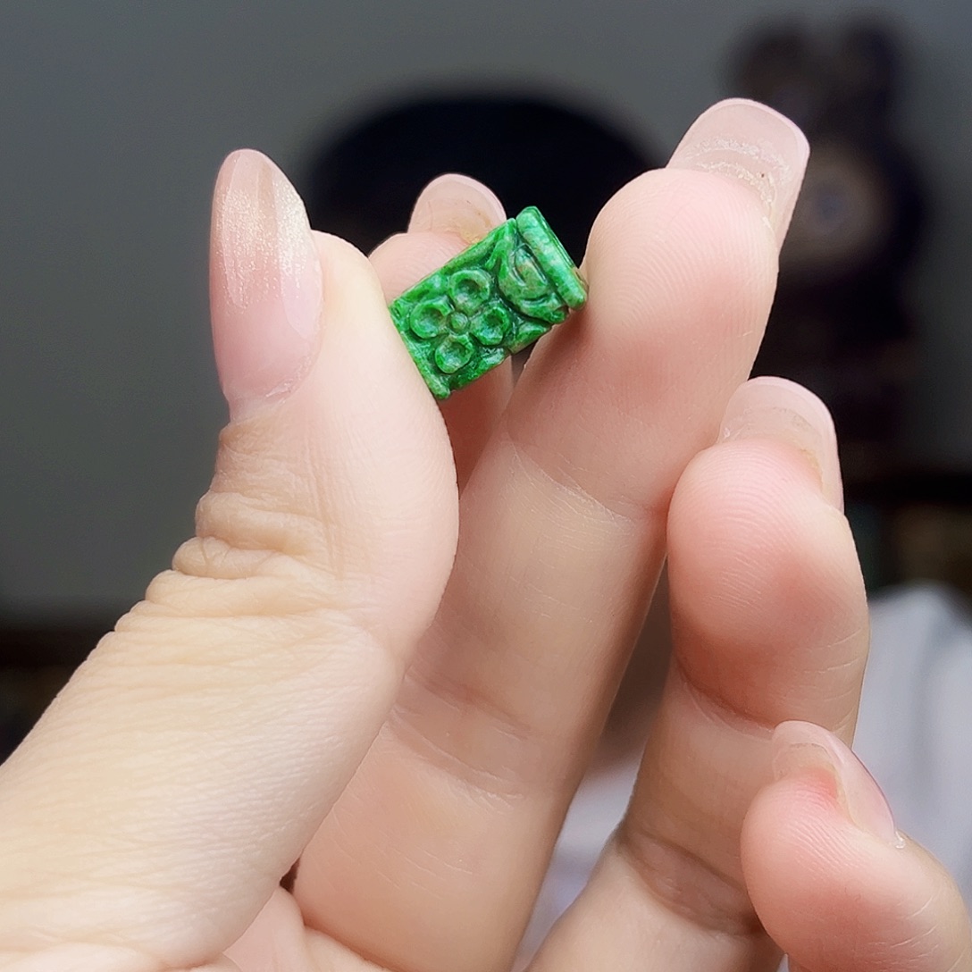 翡翠未镶嵌颈饰多样性