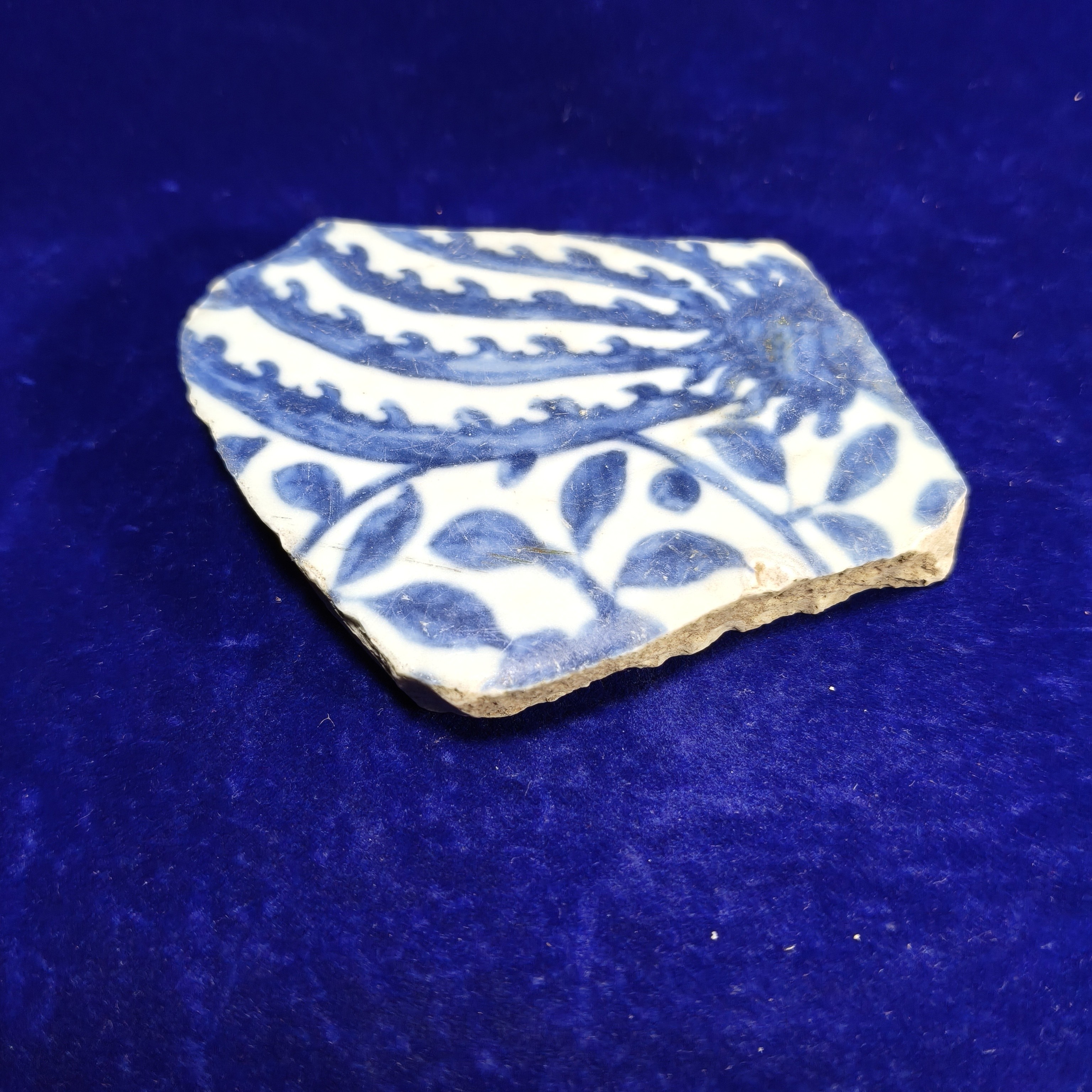 青花，凤尾纹缸片。尺寸品相如图。