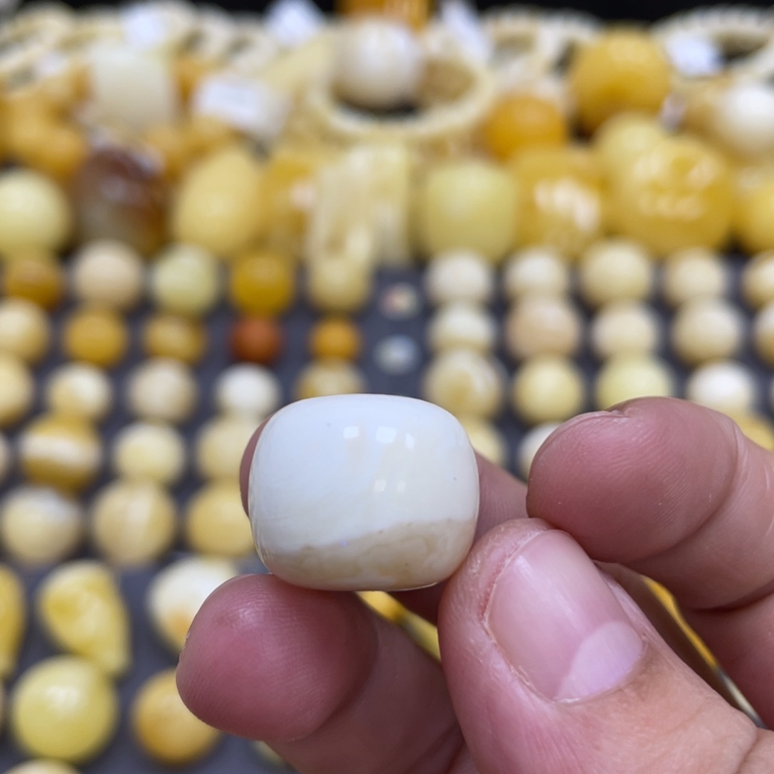 蜜蜡未镶嵌裸石17.8*14.8mm瑕 漆白款