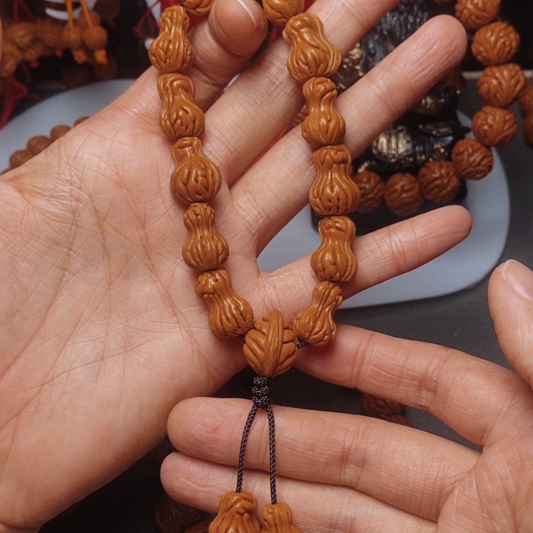 吊坠桃核桃枭手持1