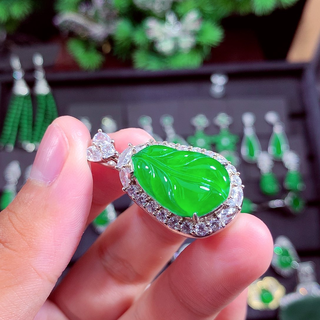 颈饰未镶嵌翡翠天然