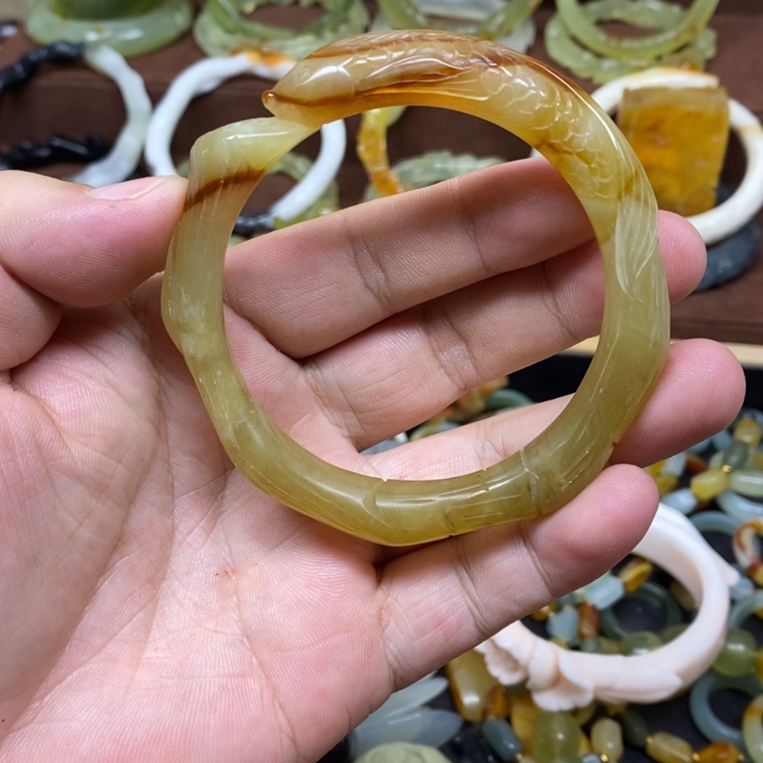 蛇纹石玉手镯未镶嵌