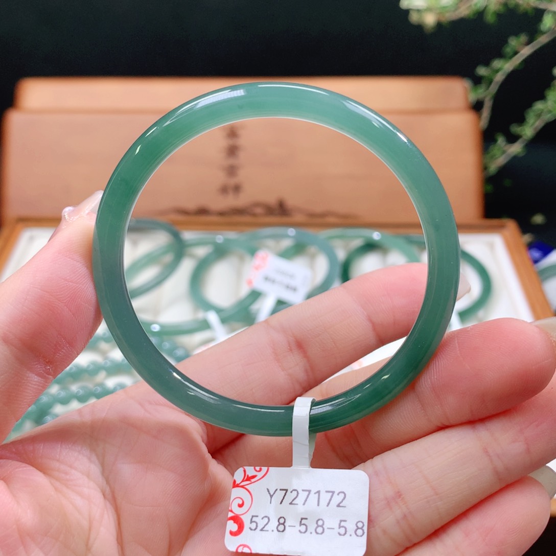 翡翠手镯未镶嵌天然