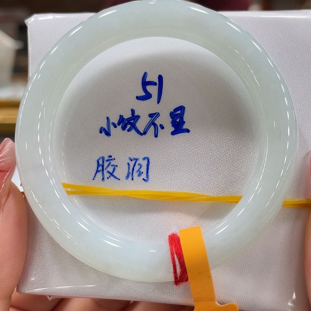 翡翠手镯未镶嵌翡翠手镯