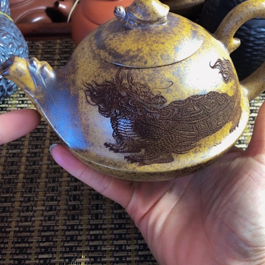 紫砂茶壶原矿泥料手工制作的紫砂壶。