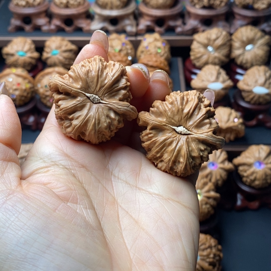 吊坠文玩核桃闷白