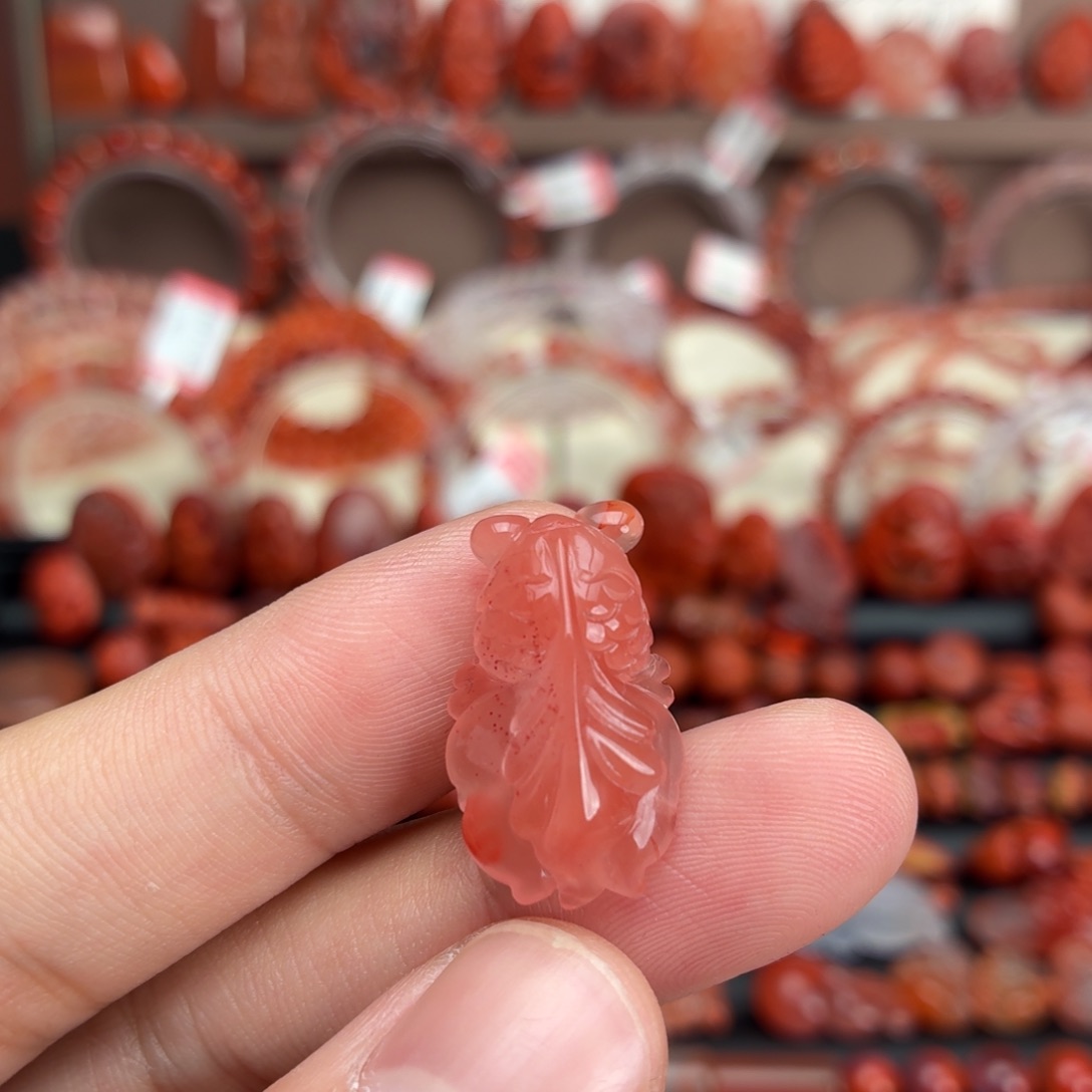 南红玛瑙未镶嵌颈饰金鱼