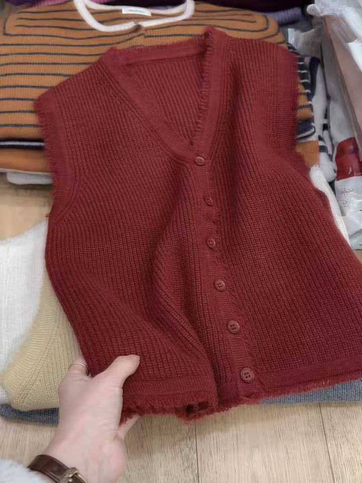 七言家巨好看  #酒红V领毛须边软糯马甲开衫3333