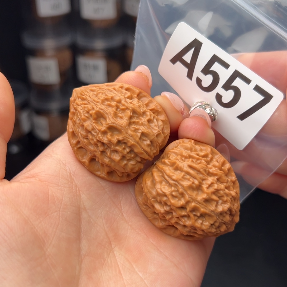 文玩核桃吊坠金牛38全品