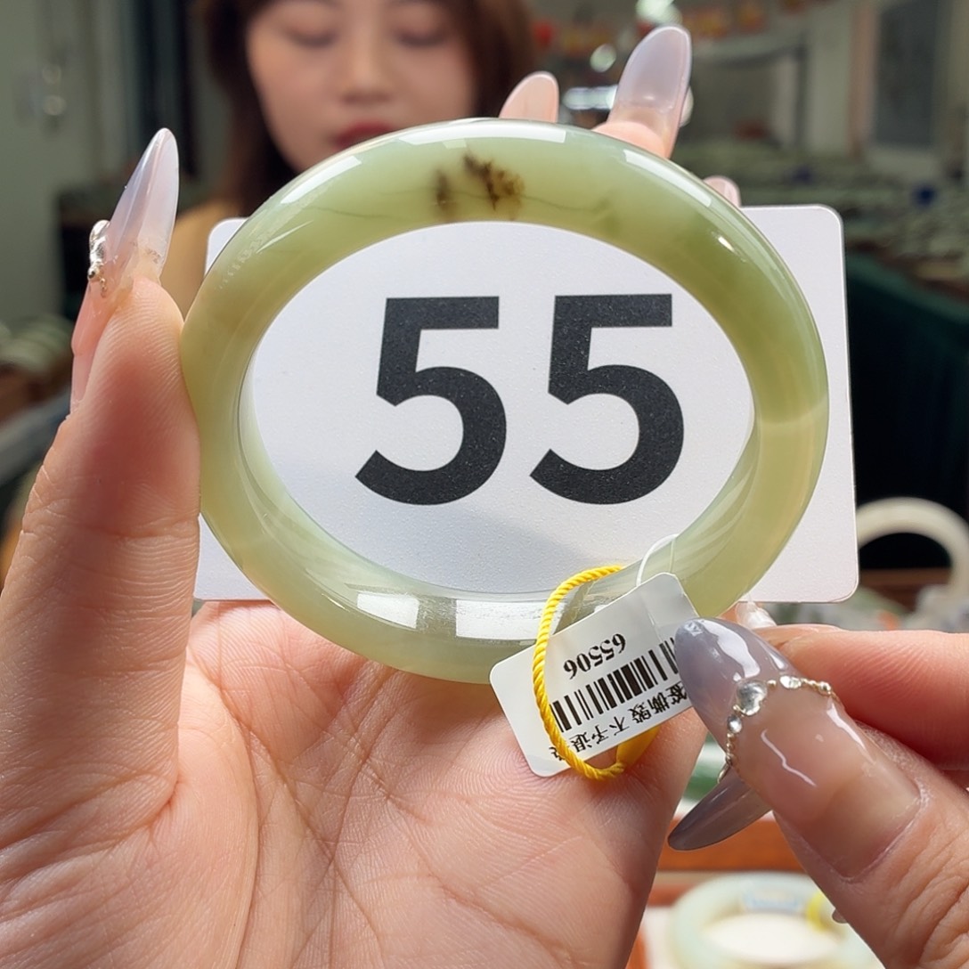 和田玉手镯未镶嵌纹