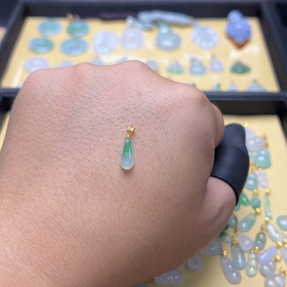 翡翠18K金镶嵌颈饰水滴