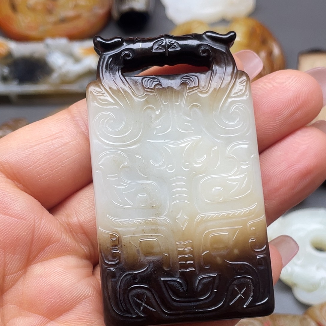 仲***梦和田玉未镶嵌颈饰