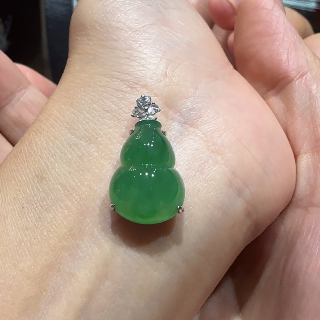 翡翠18K金镶嵌颈饰葫芦