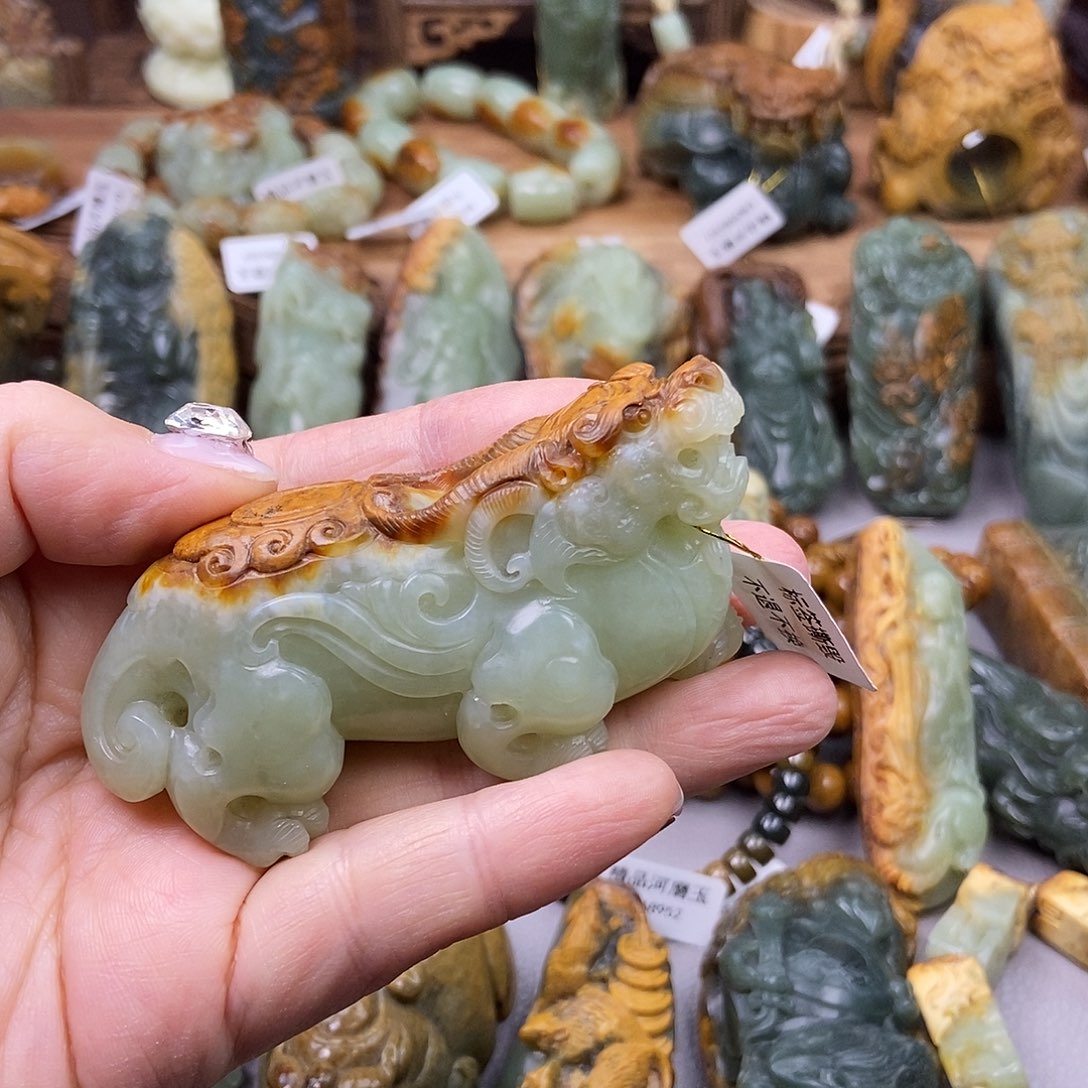 岫岩河磨玉（透闪石质玉）手把未镶嵌月***头