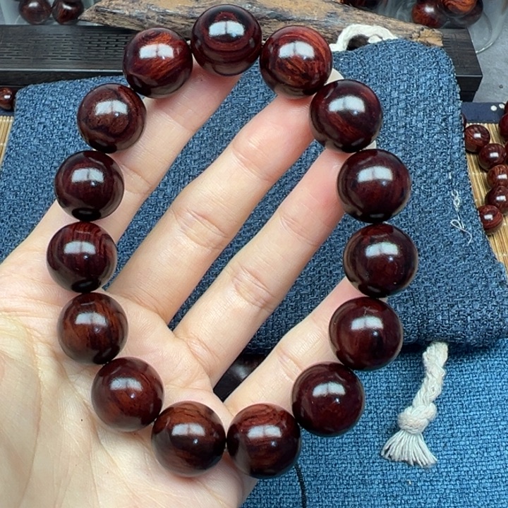 雨***业木海南红降花梨公/黑金玉化料/1.5圆珠（瑕）