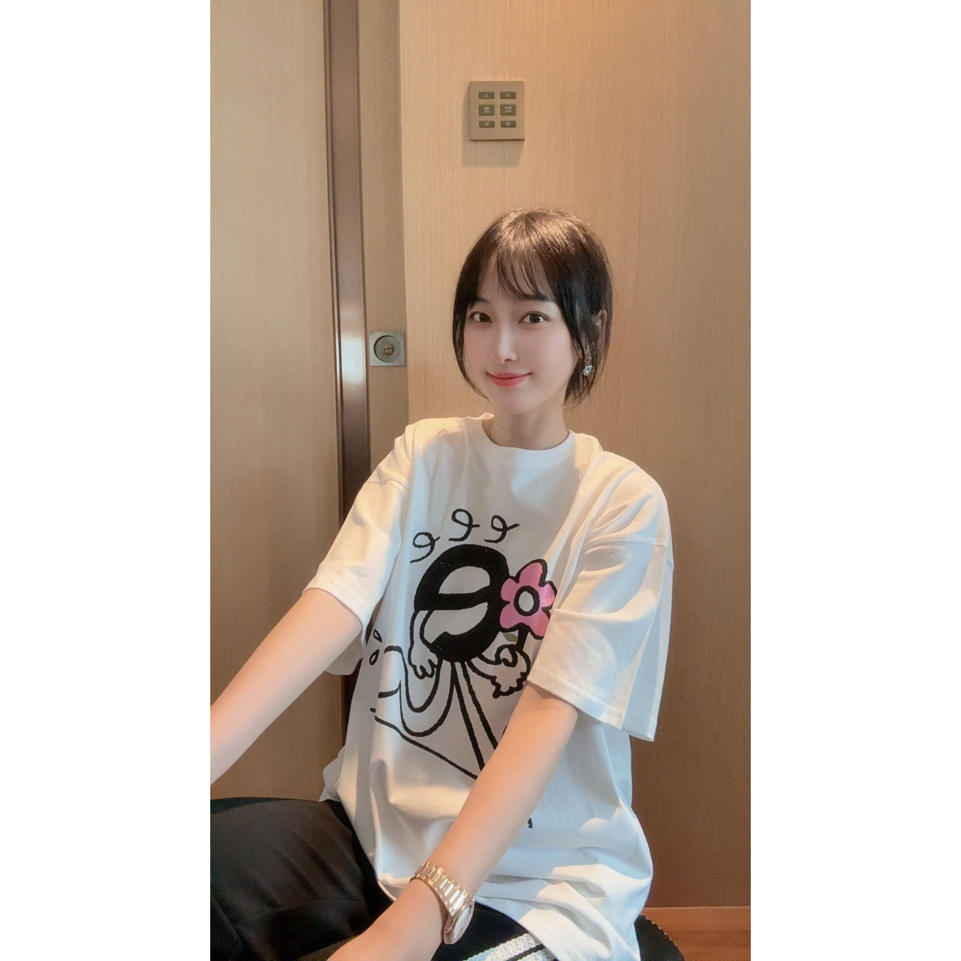 【张静芝】卡通字母粉花朵印花圆领T恤