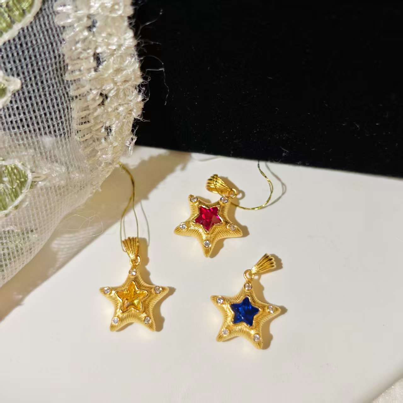 黄金彩色星星吊坠