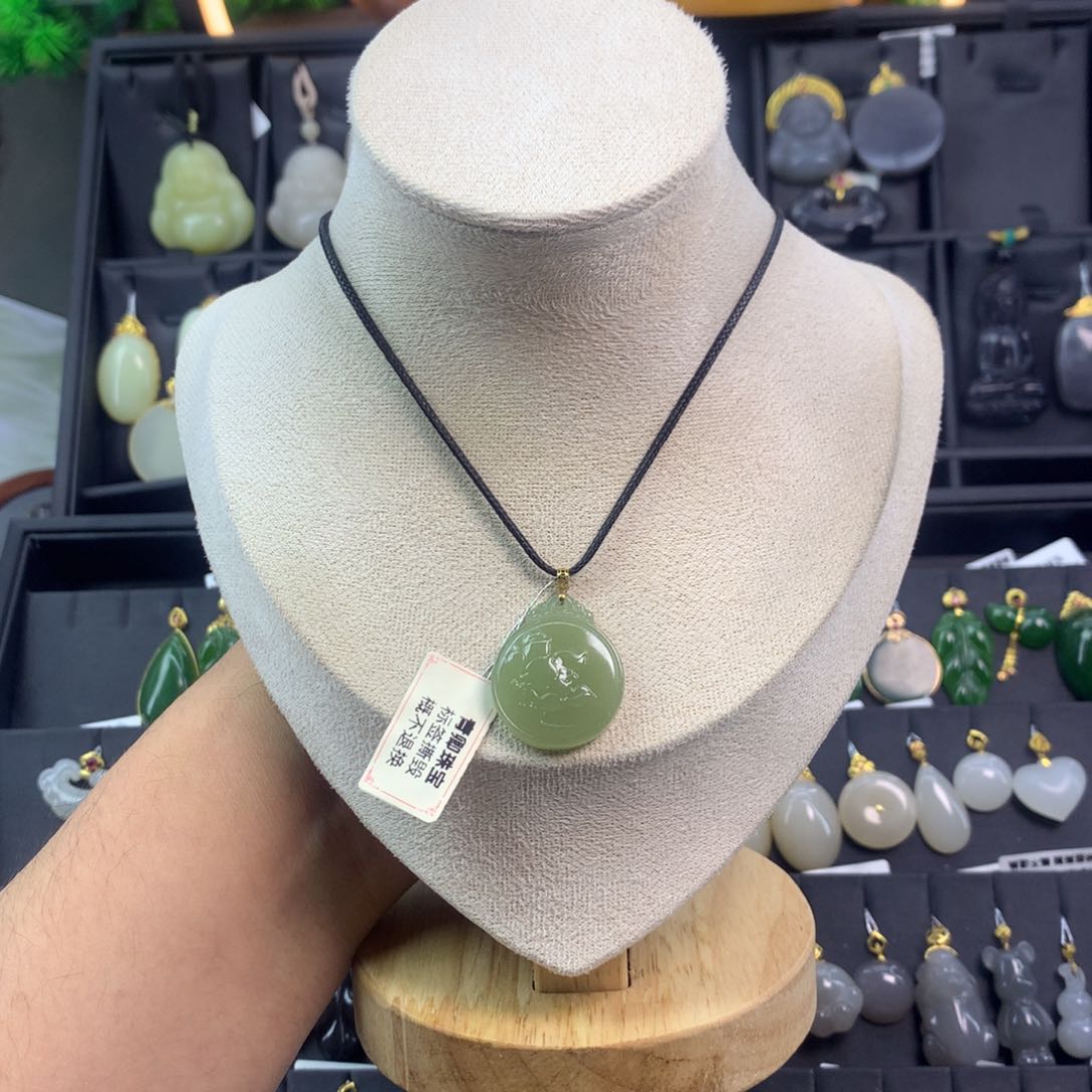 和田玉吊坠18K金镶嵌