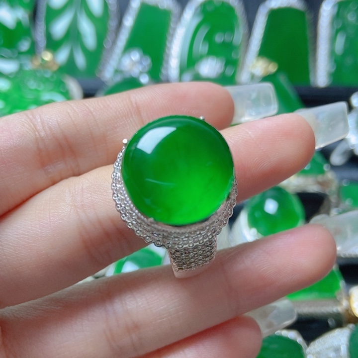 翡翠颈饰未镶嵌18212068。