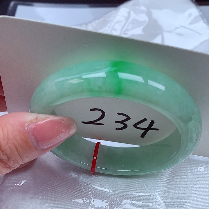 翡翠手镯未镶嵌翡翠