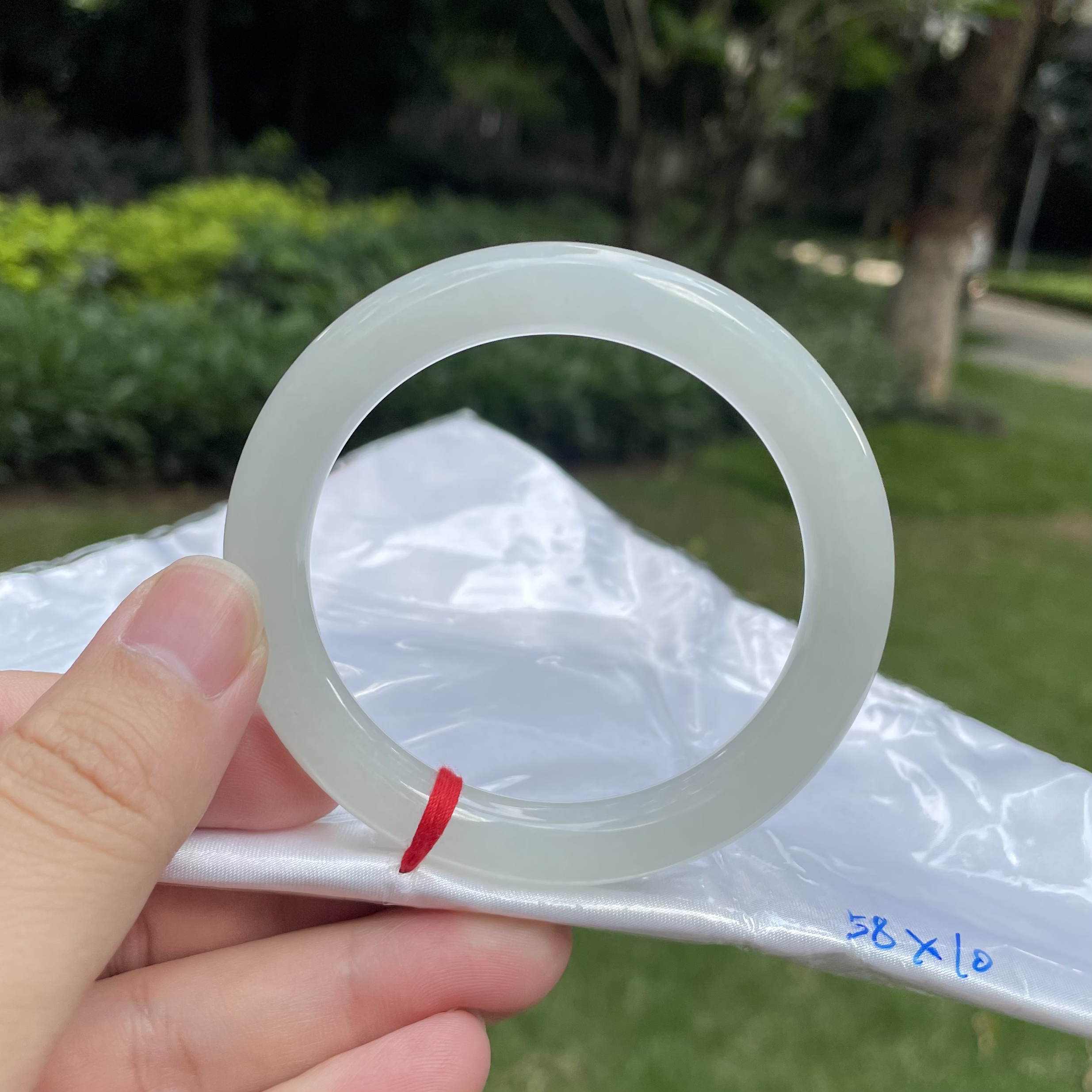 天然翡翠白月光手镯 五十七点九圈口 圆条