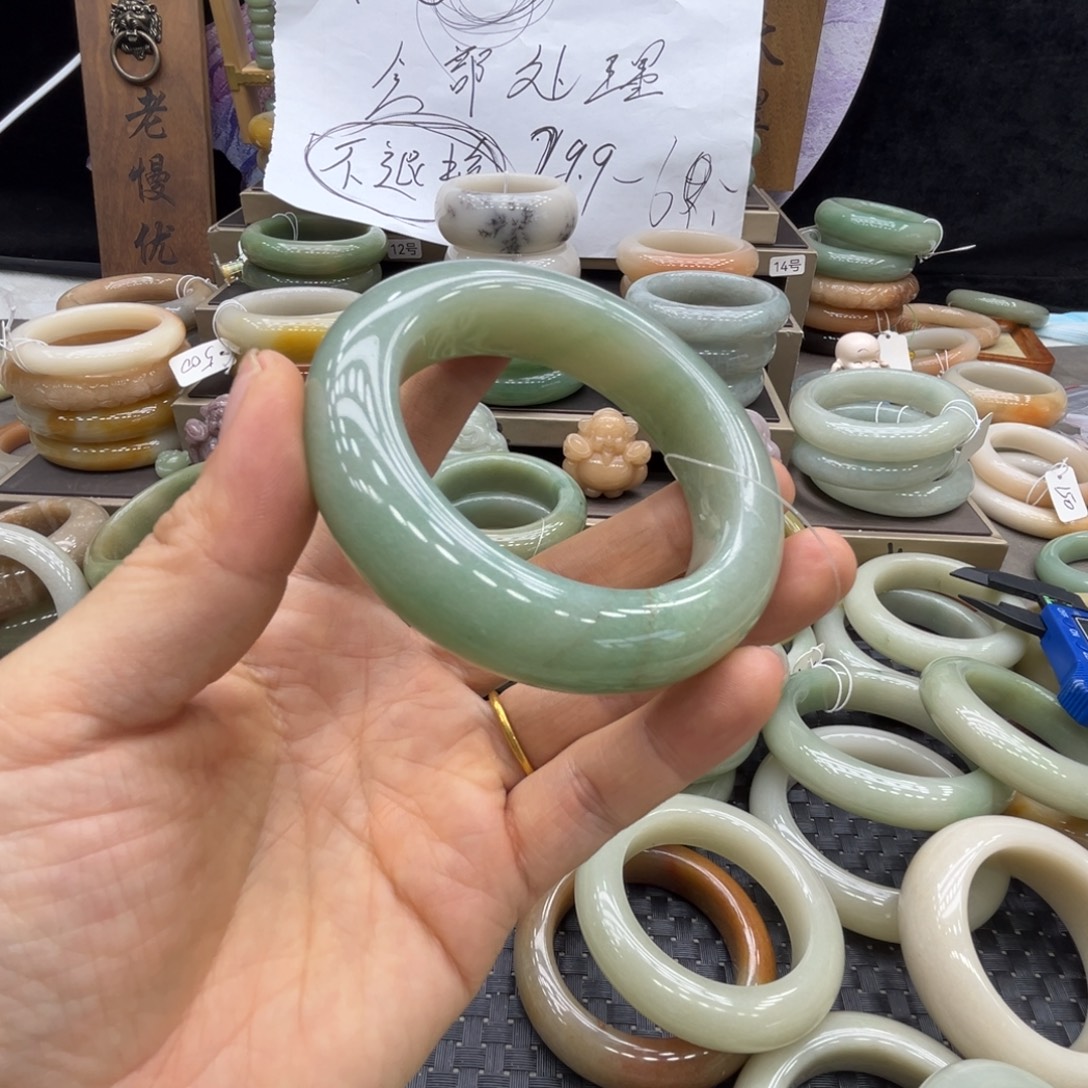 啸***龙石英质玉未镶嵌手镯