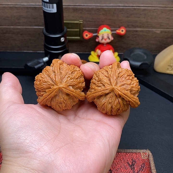 黑***灰把件文玩核桃白奔