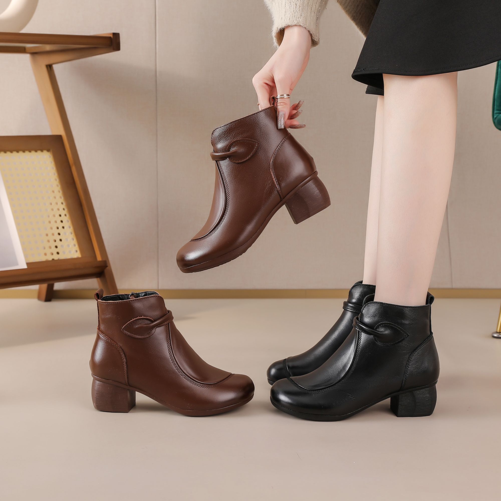 2025新款百搭气质爆款复古粗跟软底软面舒适皮靴中跟妈妈羊绒皮靴