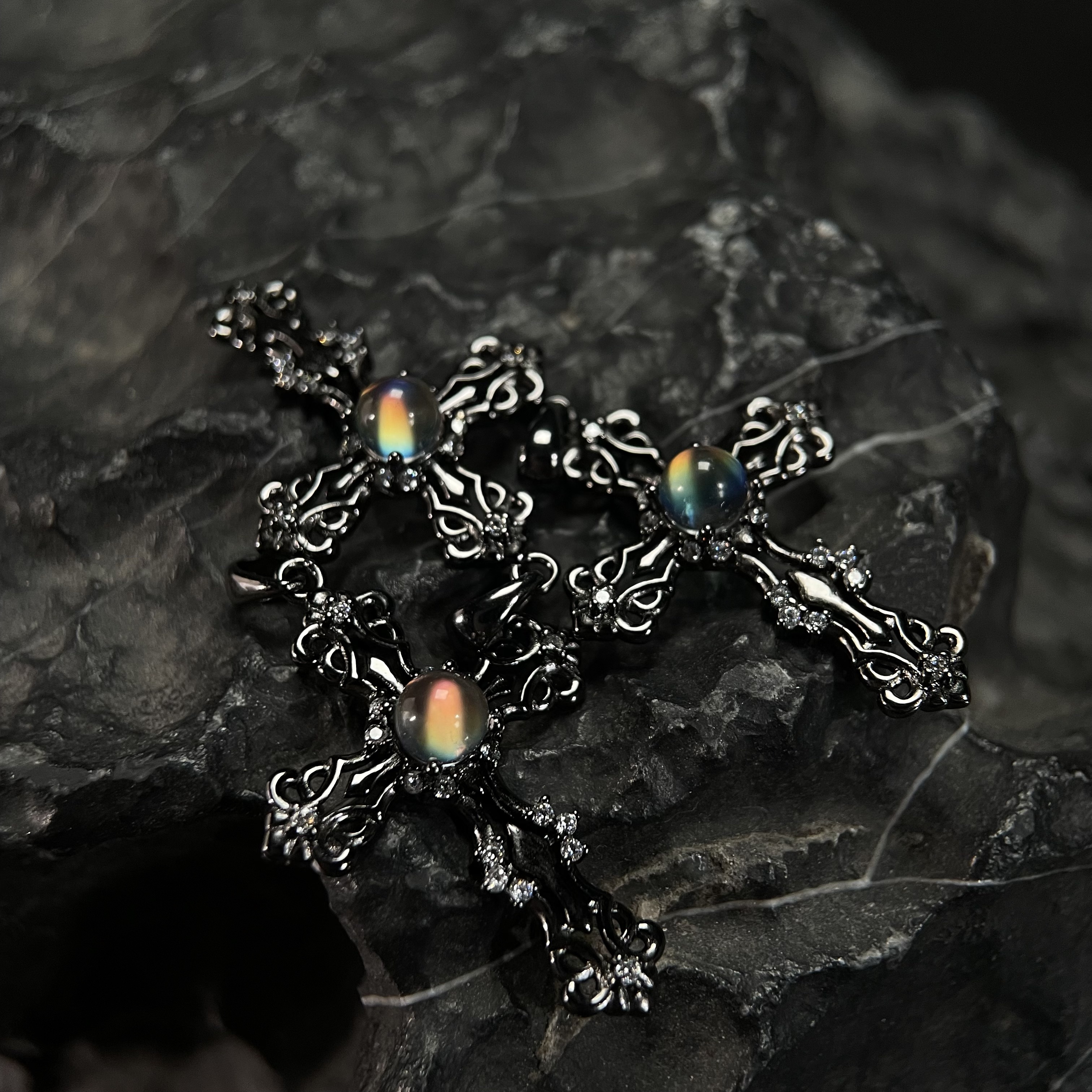 马岛月光石吊坠克罗心电镀黑银s925.多样性发其一 KT25062204