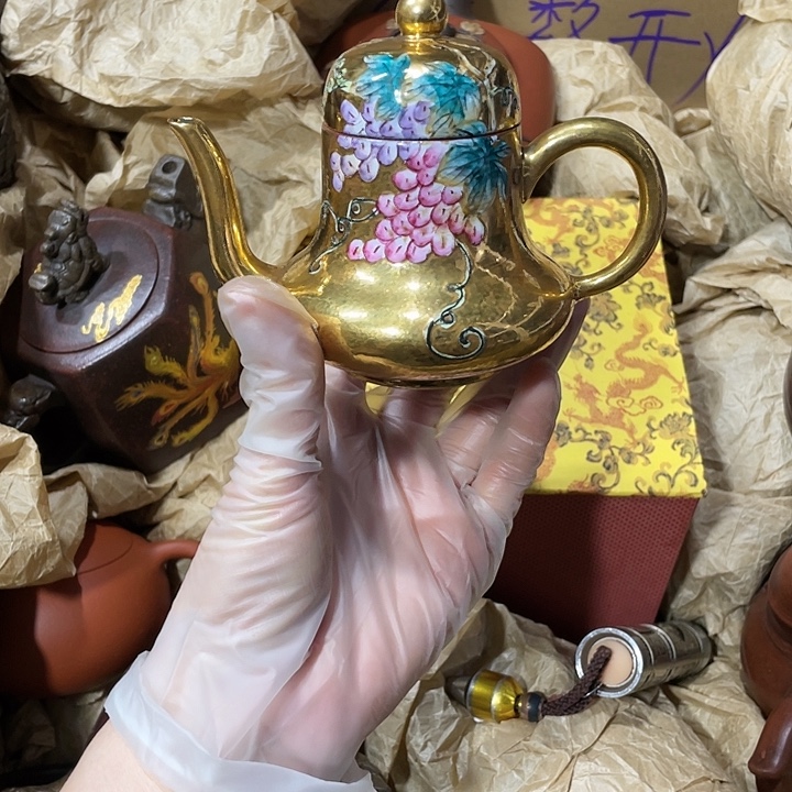 紫砂茶壶原矿泥料，手工制作的一把茶壶。